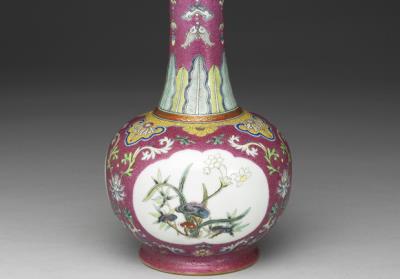 图片[3]-Mallet-shaped vase in yang-ts’ai enamels with incised red ground pattern of flower brocade 1743 (Ch’ien-lung reign)-China Archive